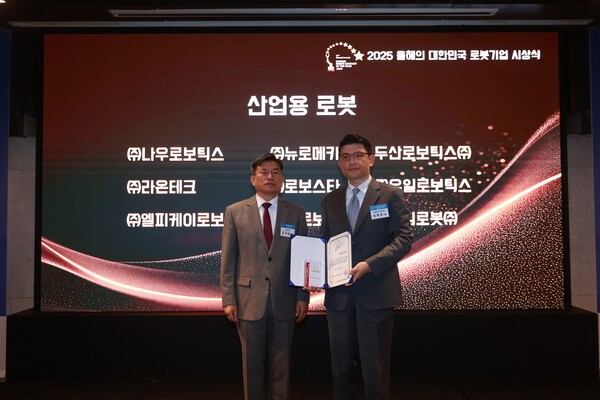 ▲산업용로봇 부문에서 올해의 대한민국 슬롯 체험상을 수상한 심태호 LPK로보틱스 대표(사진 우측)와 본지 조규남 대표가 기념사진을 찍고있다 