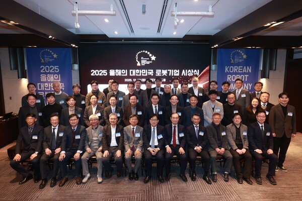 ▲2025 올해의 대한민국 슬롯 체험상 수상자들과 관계자들이 단체사진을 찍고 있다