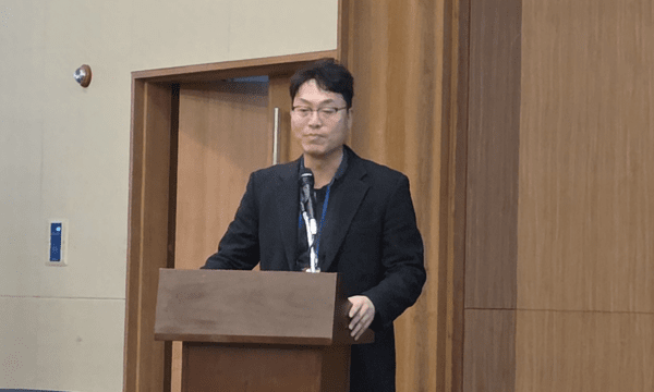 ▲5일 평창 알펜시아 컨벤션센터에서 열린 ‘제21회 뱅크카지노(KRoC 2026)’ 개회식에서 문형필 조직위원장이 인사를 겸해 올해 학술대회 성과에 대해 간략히 설명하고 있다.  