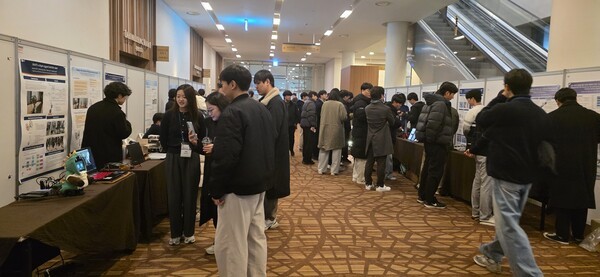 ▲5일 뱅크카지노 알펜시아 컨벤션센터 1층 로비에서 열린 RED Show 시연 모습