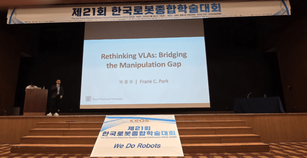 ▲서울대 박종우 교수가 5일 열린 ‘KRoC 2026’ 첫 기조강연에서 “VLA(시각-언어-행동)를 다시 생각하다: 하바네로 슬롯 조작 격차 메우기(Rethinking VLAs: Bridging the Manipulation Gap)"를 주제로 강연하고 있다. 