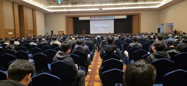 ▲최혁렬 성균관대 교수(에이딘로보틱스 대표)가 6일 강원도 평창 알펜시아 컨벤션센터에서 속개된 ‘KRoC 2026’ 3일차 행사에서 특별강연을 하고 있다. 