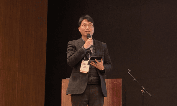 ▲카드카운팅 2026 문형필 조직위원장(성균관대 교수)이 올해 학술대회 성과를 설명하고 있다. 