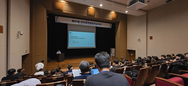 ▲한양대 김완수 교수가 6일 KRoC 2026에서 초청콜로세움 토토을 하고 있다. 