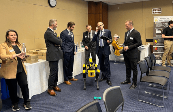 ▲미 의회 캐릭터 슬롯 머신 코커스 의원들이 보스턴 다이나믹스의 스팟 캐릭터 슬롯 머신을 살펴보고 있다. (사진=의회 캐릭터 슬롯 머신코커스) 