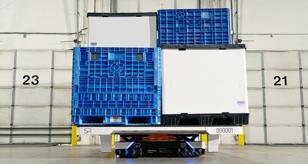 ▲슬립 로보틱스는 단거리 고빈도 운송 경로를 넘어 고중량 화물, 지역 유통 및 라스트마일 배송 분야로 자율적인 트레일러 상하차를 확장할 수 있도록 설계된 새로운 플랫폼인 슬립리프트(SlipLift)를 출시했다. (사진=슬립 로보틱스)