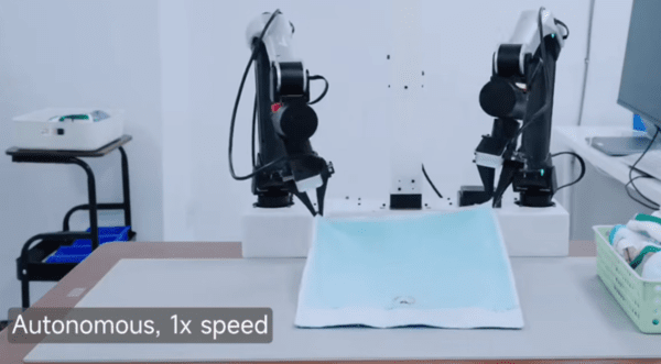 ▲샤오미-로보틱스-0 모델을 적용한 섀도 어 슬롯 강화팔이 수건을 접고 있다. (사진=샤오미 유튜브 캡처)