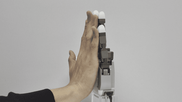 ▲프리미어카지노5F-S와 성인 남성 손 크기 비교. (사진=테솔로)