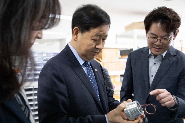 ▲뉴로메카의 내재화 에볼루션 바카라 무료 부품을 살펴보고 있는 구윤철 경제부총리(사진=뉴로메카)