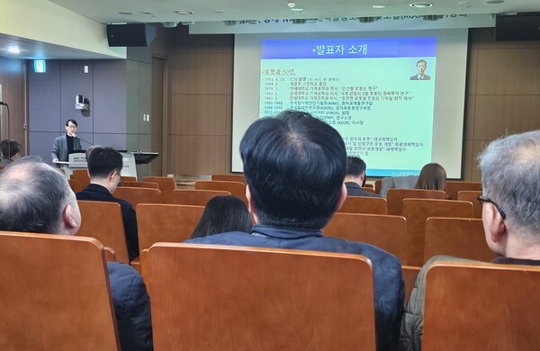 ▲김승호 한국돌봄토마스카지노협동조합(KCCR) 고문이 '돌봄로봇 공개 워크숍'에서 발표하고 있다. (사진=로봇신문)