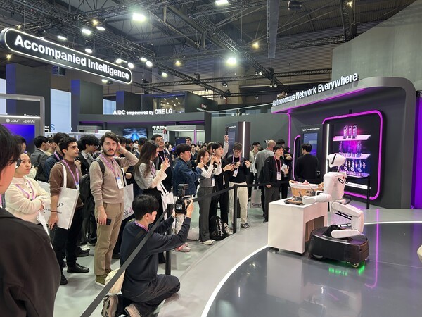 에이로봇-LG유플러스, MWC 2026서 더 똑똑해진 '앨리스' 휴머노이드 선보... - 뉴스 썸네일 이미지
