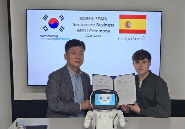 ▲원더풀타이틀카지노 구승엽 대표와 스페인 기업 그루포 아우레아(Grupo Aurea)의 아드리아 안토 CEO가 스페인 내 돌봄 및 치매예방 서비스 협력을 위한 양해각서(MOU)를 체결했다. (사진=원더풀타이틀카지노)