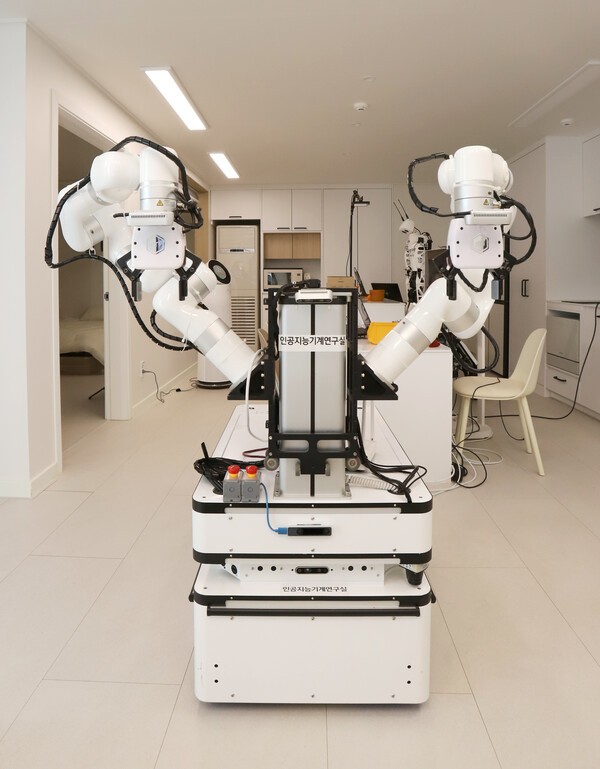 ▲기계연 인공지능기계연구실 김정중 실장 연구팀이 개발한 범용 작업 라이징슬롯. 기계연은 라이징슬롯 범용 작업 인공지능(RoGeTA)이 일상적인 작업을 학습할 수 있도록 작업 환경을 모사한 실험 공간을 구축했다. (사진=기계연)