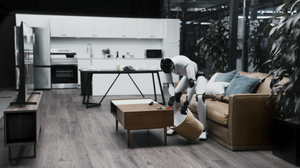 ▲한손에 쓰레기 통을 잡고 다른 손으로는 탁자에 놓인 물건을 집어 쓰레기통에 넣고 있다. (사진=유튜브 캡쳐)