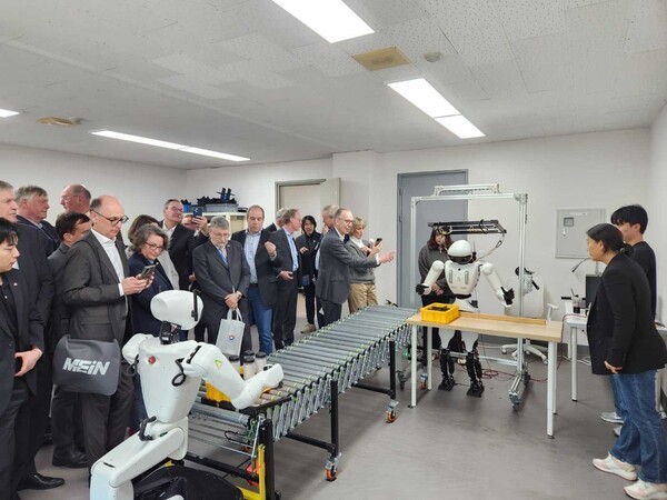 ▲독일 경제사절단이 에이블랙잭 용어을 방문하고 휴머노이드 블랙잭 용어 '앨리스' 시연을 참관하고 있다. (사진=에이로봇)