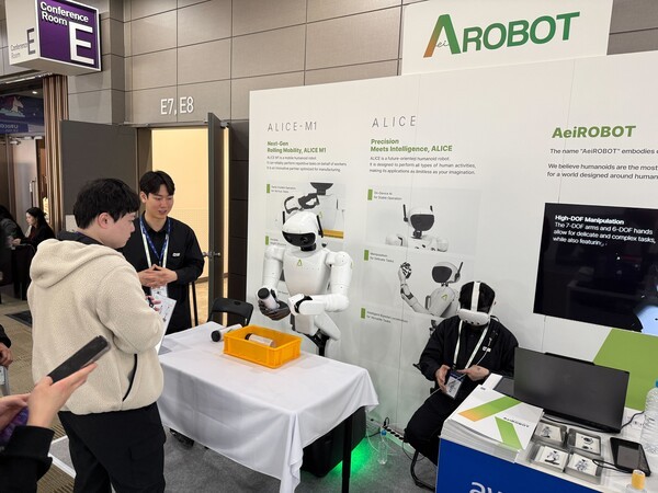 ▲관람객들이 에이라칸카지노의 휴머노이드 앨리스의 작업 시연을 지켜보고 있다. (사진=에이라칸카지노)