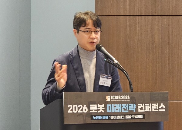 ▲홍원준 명지대 교수가 사회를 보고 있다