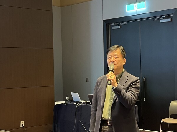 ▲원더풀플랫폼 구승엽 대표가 ‘AI 에이전트 원타임카지노과 예방 케어’를 주제로 강연하고 있다.