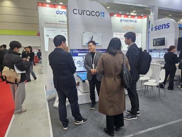 ▲20년간 단일 제품 개발에만 매진해 온 AI 배설케어888토토 전문기업 큐라코의 이호상 사장이 관람객들에게 대표 제품 ‘케어비데’를 소개하고 있다. (사진=888토토신문)