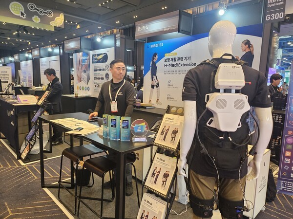 ▲웨어러블 888토토 전문기업 휴로틱스는 의료용 보행 재활 엑소수트 'H-Medi(에이치-메디)'의 최신 모델을 공개했다. (사진=로봇신문)