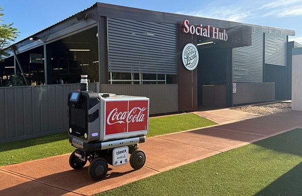 ▲더킹+카지노은 마을을 돌며 주민들이 주문한 음식과 간식을 마을 어디든 자율적으로 배달할 수 있다. (사진=오토노미)