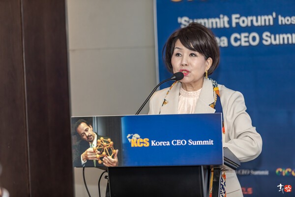 ▲코리아 CEO 서밋 조봉희 대표가 포럼 모더레이터를 하고 있다. 
