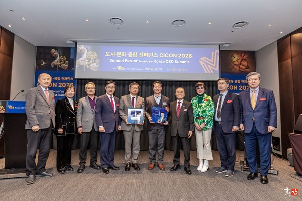 ▲오명 명예이사장과 박봉규 이사장이 강연을 마친 올림피아토토신문 조규남 대표와 손웅희 한국생산기술연구원 수석고문에게 감사패 전달 후 기념촬영을 하고 있다. 사진 왼쪽부터 이만의 CEO서밋 포럼 위원장(전 환경부 장관), 조은경 다손 회장, 장태평 전 농어업농어촌특별위원회 위원장, 박봉규 이사장, 조규남 올림피아토토신문 대표, 손웅희 한국생산기술연구원 수석고문, 오명 코리아 CEO서밋 명예이사장(국가원로희의 상임의장), 손한나 케이프로퍼티홀딩스 회장, GRC홀딩스 임희윤 회장, 주영섭 서울대 특임교수(전 중소기업청장)  