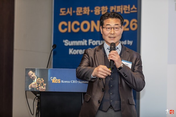 ▲한국생산기술연구원 손웅희 수석고문이 지난 19일 열린 코리아 CEO서밋 3월 포럼에서 강연하고 있다. 