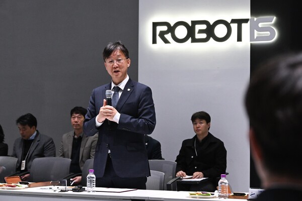 ▲이민근 안산시장이 지난 20일 로보티즈를 찾아 ‘카드 크랩스 실증 최적지’로서의 투자 매력에 대해 설명하고 있다. (사진=안산시)