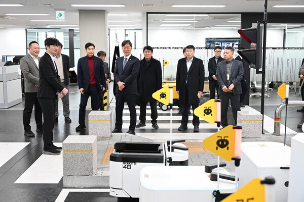 ▲이민근 안산시장 등 일행이 지난 20일 로보티즈의 자율이동카드 크랩스(AMR)을 살펴보고 있다. (사진=안산시)