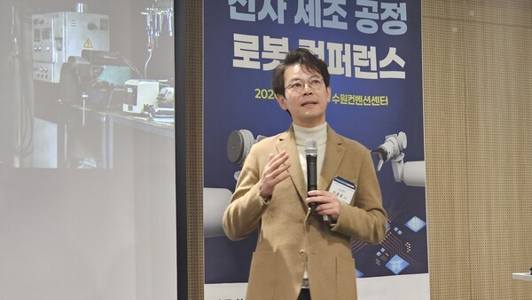 ▲뉴로메카 박종훈 대표가 ‘피지컬 AI, 제조업에 성공적으로 적용하기’를 주제로 강연하고 있다. (사진=라이브바카라신문)