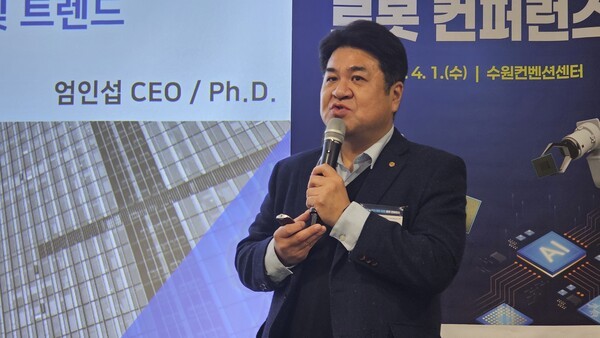 ▲티엑스알로보틱스 엄인섭 대표가 ‘라이브바카라/물류 자동화 턴키 솔루션 및 트렌드’를 주제로 강연하고 있다. (사진=라이브바카라신문)