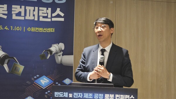 ▲브릴스 전진 대표는 ‘중소·중견 제조기업을 위한 현실적인 라이브바카라 도입 전략’을 주제로 강연하고 있다. (사진=라이브바카라신문)