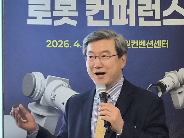 ▲서울대 주영섭 공학전문대학원 특임교수가 ‘AI와 라이브바카라이 만드는 대한민국 제조의 전략적 방향’을 주제로 특별 강연을 하고 있다. (사진=라이브바카라신문)