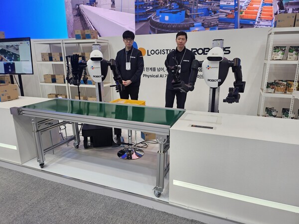 ▲CJ대한통운 부스의 휴머노이드존에서는 협업 관계인 로보티즈의 AI 휴머노이드 파라오 슬롯 2대가 상품을 피킹해 박스에 넣고 완충재를 투입하는 장면을 연출해 눈길을 모았다. (사진=파라오 슬롯신문)