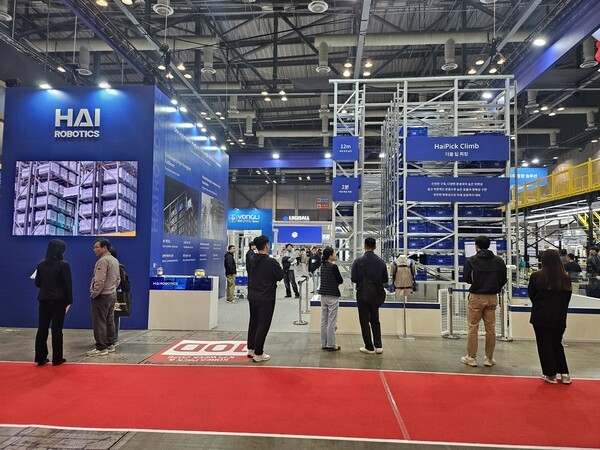 ▲하이로보틱스는 고하중 자율이동파라오 슬롯 ‘K1200’과 지능형 리프팅 파라오 슬롯 ‘하이픽 A3S(HaiPick A3S)’를 선보였다. (사진=파라오 슬롯신문)