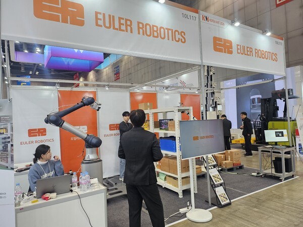 ▲오일러로보틱스는 비정형 랜덤 박스 파라오 슬롯 팔레타이징/디팔레타이징 솔루션 RBS를 선보였다. (사진=파라오 슬롯신문)