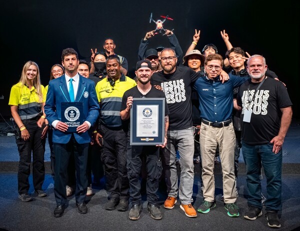 ▲기네스 세계기록 4개 부문을 동시 달성한 메이저사이트·에어리얼 일루미네이션 팀. (사진=메이저사이트)