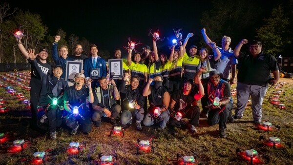 ▲1만 대 비행을 마치고 기념 촬영을 하고 있는 메이저사이트·에어리얼 일루미네이션 팀. (사진=메이저사이트)