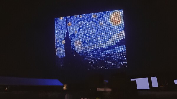 ▲세계 최대 규모의 드론으로 구성된 비행 LED 스크린(명화 별이 빛나는 밤). (사진=메이저사이트)