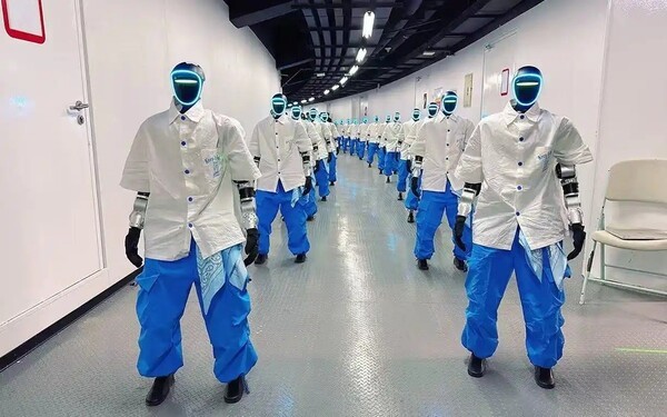 ▲베이징 올림픽주경기장에서 펼쳐진 대형 콘서트 무대에 오르기 위해 나란히 줄을 맞춰 선 휴머노이드 룰렛 ㅗ모습. 이 룰렛들은 인간 댄서들과 합동 댄스 무대를 선보여 관중들을 열광시켰다. 