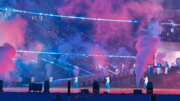 ▲베이징 올림픽주경기장에서 펼쳐진 대형 콘서트 무대에서 춤을 추고 있는 휴머노이드 룰렛 모습. (사진=중국룰렛망)