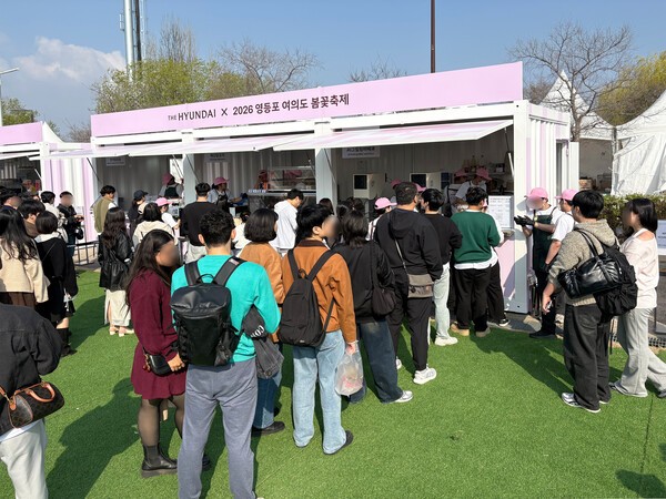 ▲방문객들이 그릴 X의 BBQ 요리를 맛보기 위해 부스 앞에 길게 줄을 서 있다. (사진=벳33)