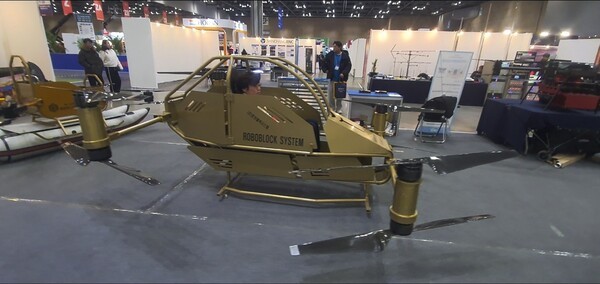 ▲지난해 로보블럭시스템이 ‘코리아빌드 위크’에 전시한 바카라 꽁 머니 시제품. (사진=로봇블럭시스템)