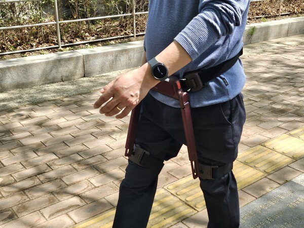 ▲전문 트레이너의 안내에 따라 WIM S를 착용하고 실내 및 야외 보행 테스트를 해봤다. (사진=카지노 게임 사이트신문)