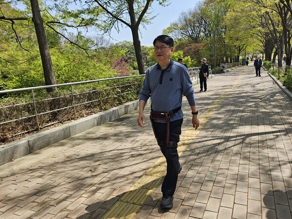 ▲‘케어모드’는 보행 속도가 느리고 보폭이 좁은 시니어와 보행 약자를 위해 설계돼 보다 편안한 보행을 체감할 수 있었다. (사진=카지노 게임 사이트신문)