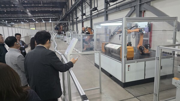 ▲그랜드토토신문 참관단이 용접 그랜드토토, 전기차 배터리 운반 그랜드토토 등을 살펴보고 있다. (사진=그랜드토토신문)