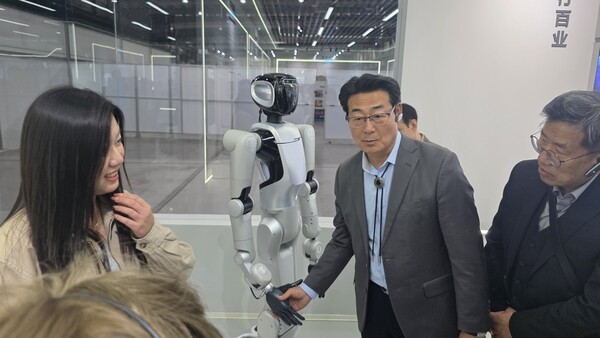 ▲ 스텝 로보틱스 홍보관 내  휴머노이드 그랜드토토. (사진=그랜드토토신문)