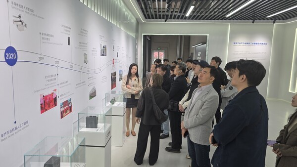 ▲스텝 관계자로부터 회사 연혁에 대해 설명을 듣고 있다. (사진=그랜드토토신문)