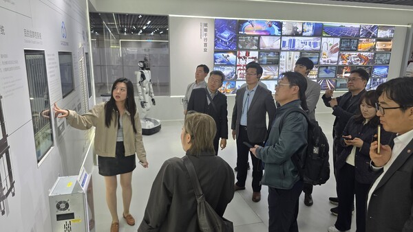 ▲그랜드토토신문 참관단이 스텝 관계자로부터 회사의 핵심 경쟁력과 사업 현황에 대해 듣고 있다. (사진=그랜드토토신문)